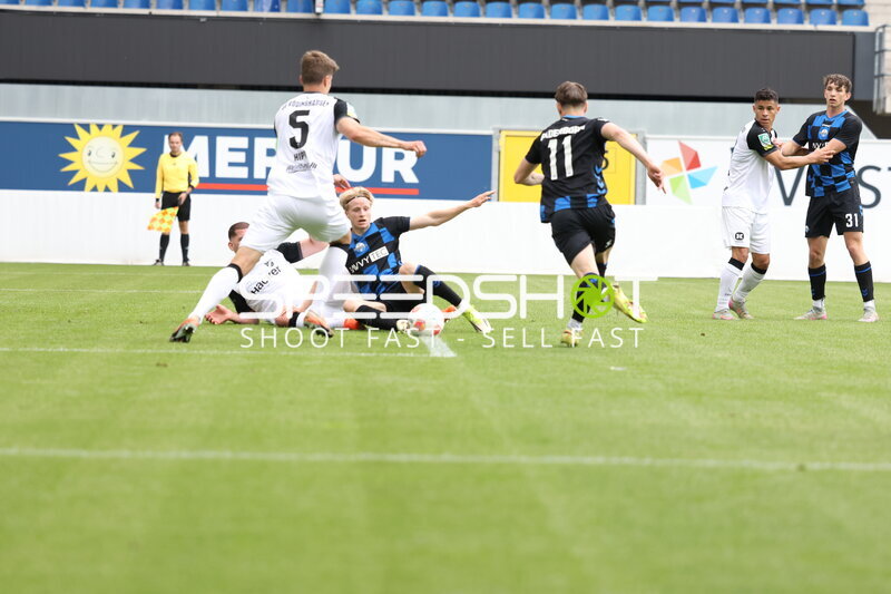 Zweikampf um Ball