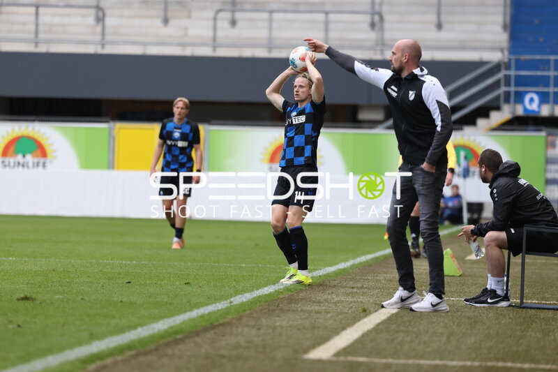 Einwurf von Anton Bäuerle (14; SC Paderborn 07 U21)