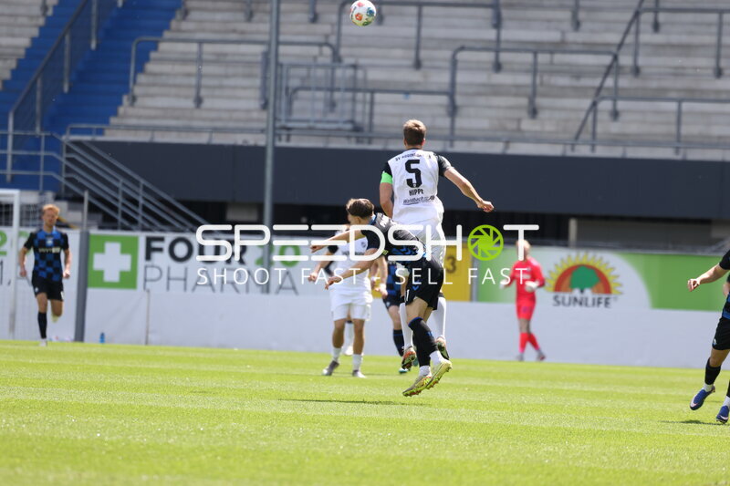 Kopfball-Duell in Paderborn