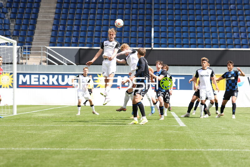 Kopfball-Duell in Paderborn