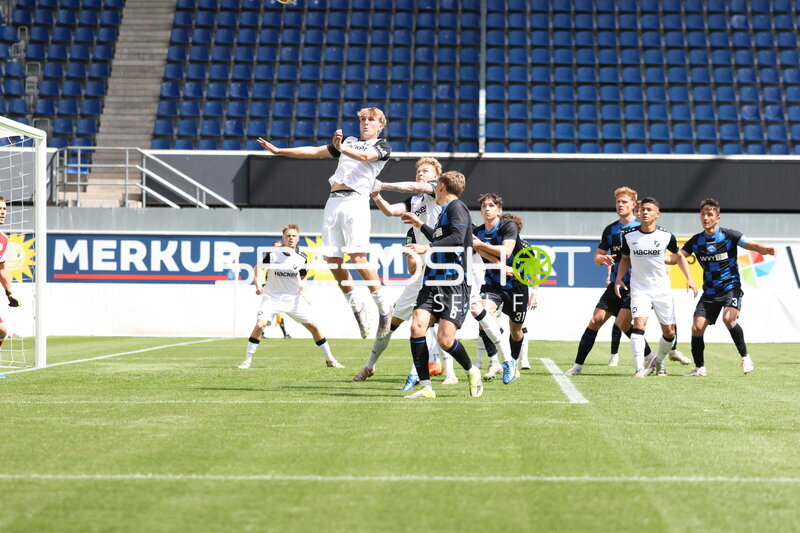 Zweikampf in der Home Deluxe Arena