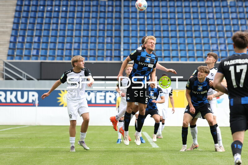 Kopfball-Duell in Home Deluxe Arena