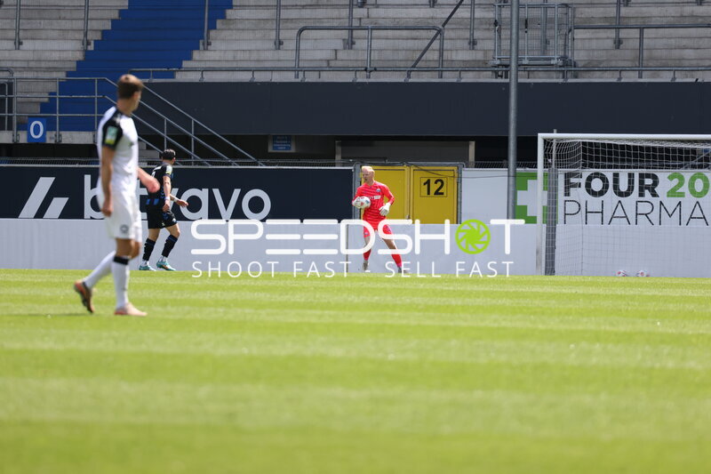 Torwart hält Ball