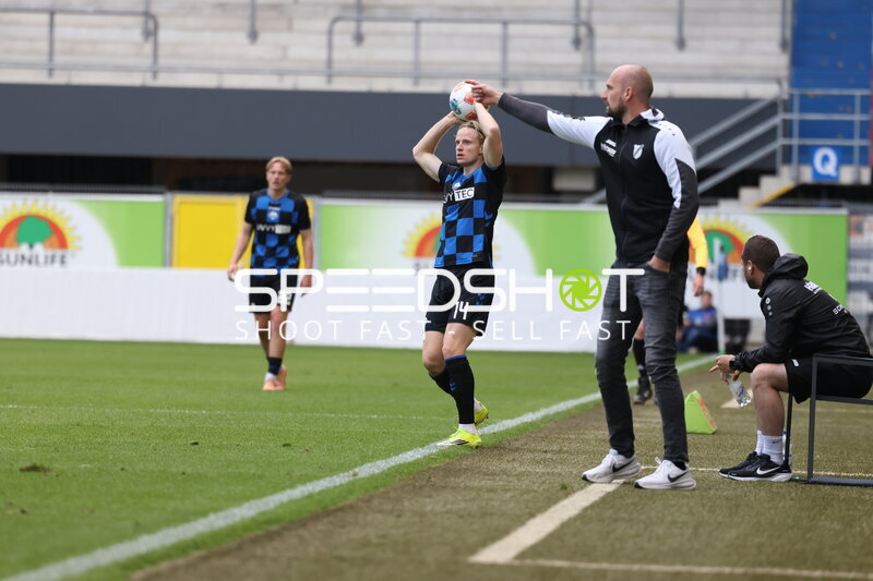 Einwurf von Anton Bäuerle (14; SC Paderborn 07 U21)