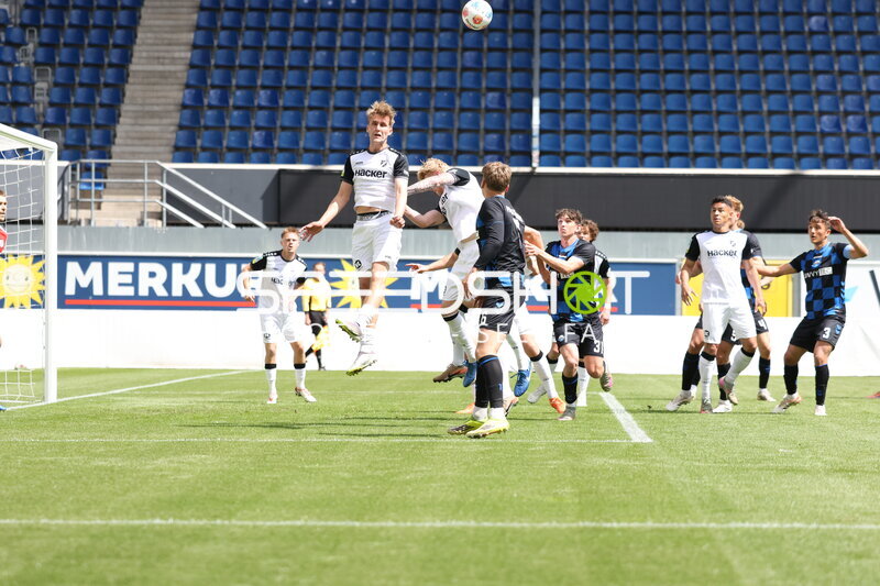 Kopfball-Duell in Aktion