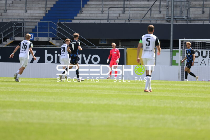 Torwart mit Ball in Aktion