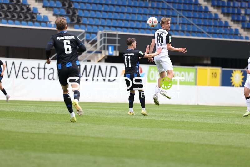 Kopfball-Duell in Paderborn