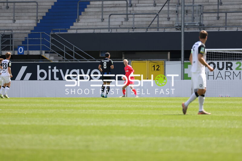 Torwart hält Ball