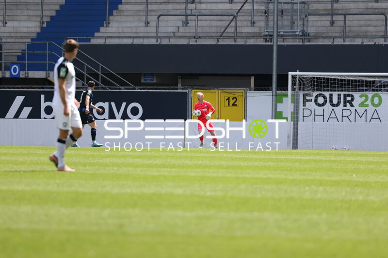 Torwart hält Ball