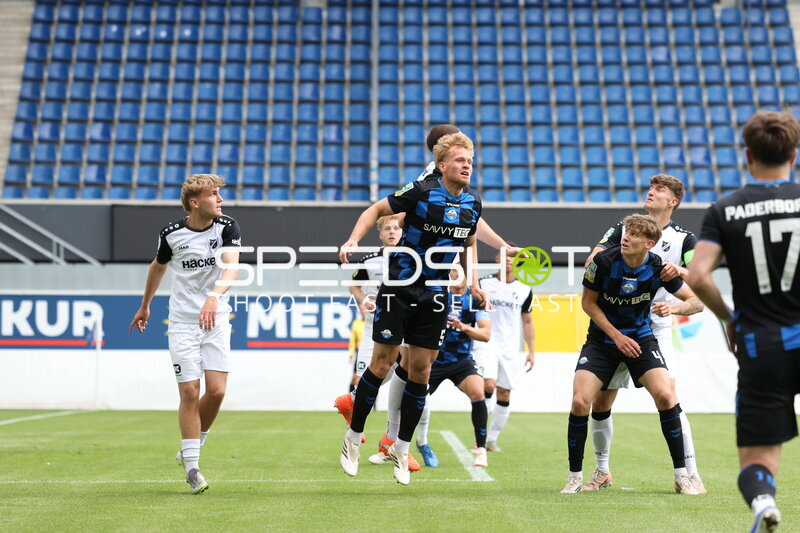 Zweikampf in der Home Deluxe Arena