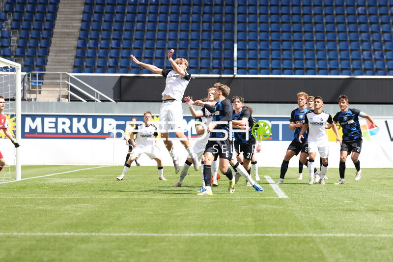 Zweikampf in der Home Deluxe Arena