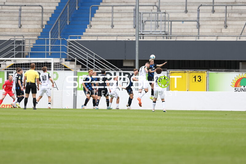 Kopfball-Duell in der Home Deluxe Arena