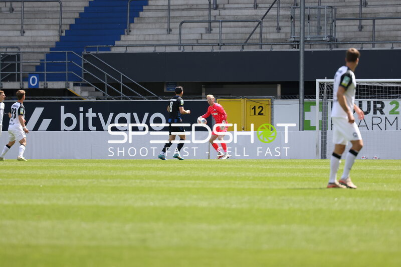 Torwart hält Ball
