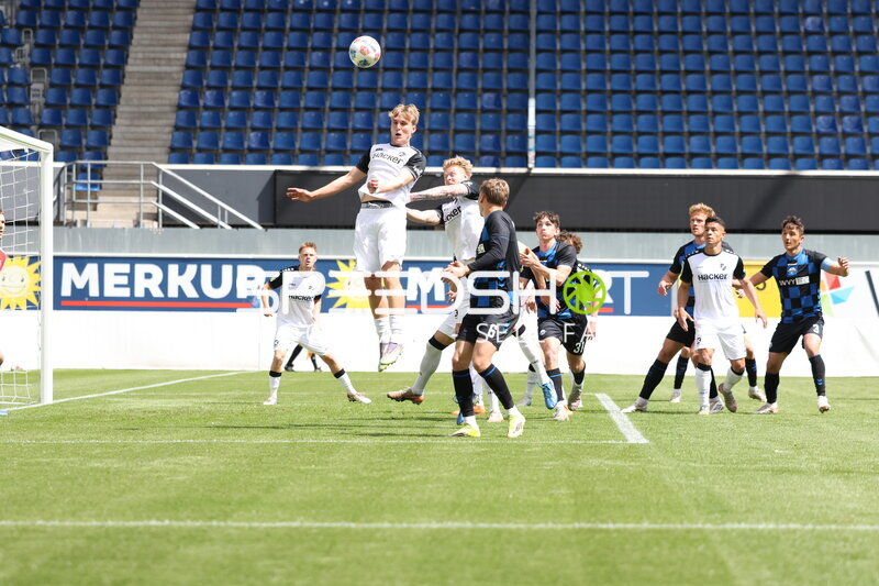 Kopfball-Duell in Paderborn