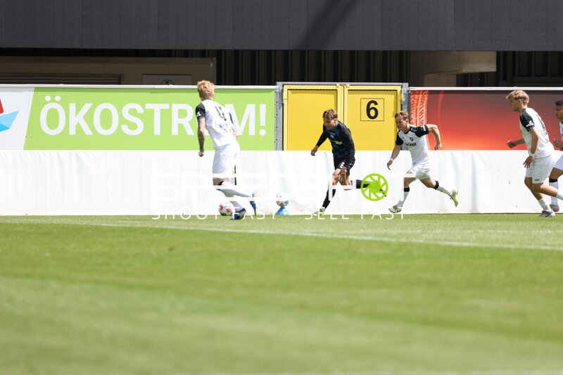 Zweikampf um Ball am Rand