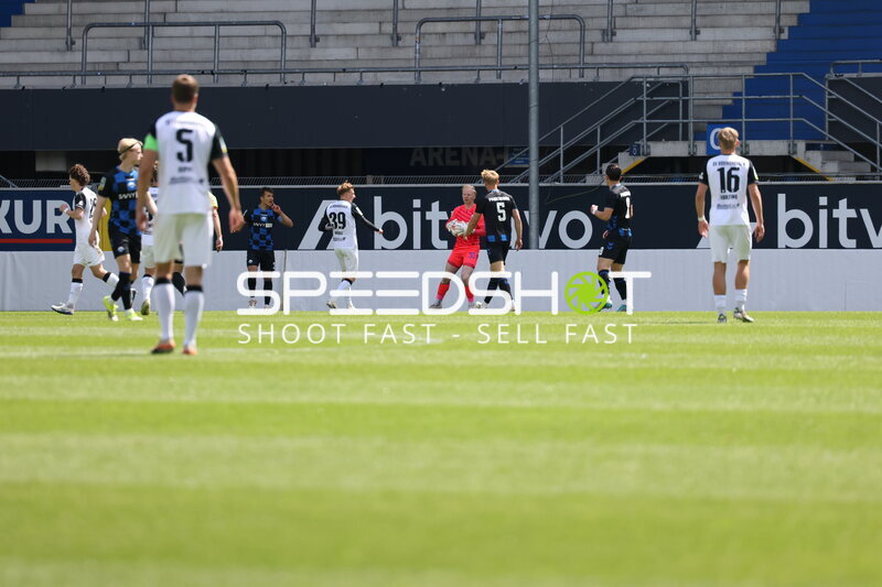 Torwart fängt Ball