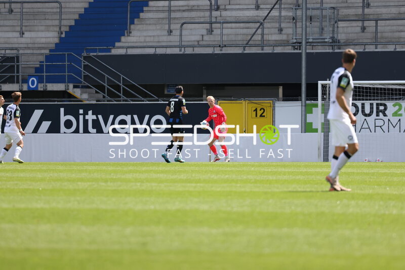 Torwart hält Ball