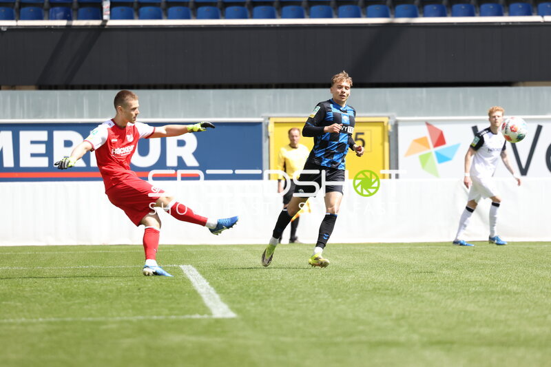 Torwart spielt aus