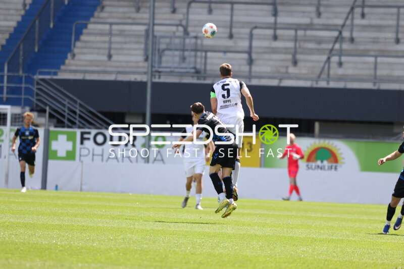 Luftduell um den Ball