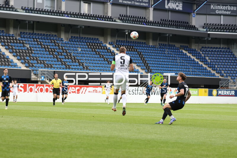 Kopfballduell in Paderborn