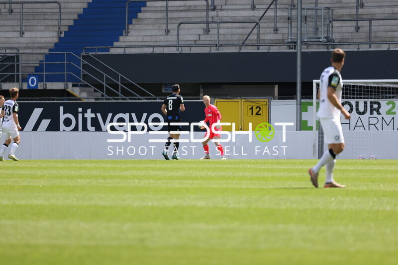 Torwart hält Ball