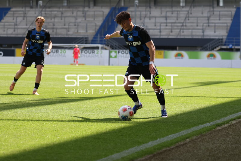 Spieler mit Ball am Fuß