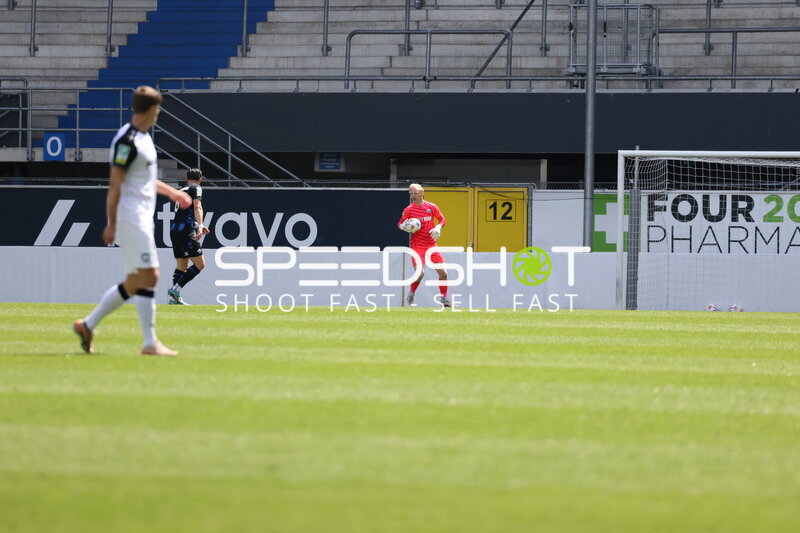 Torwart hält Ball sicher