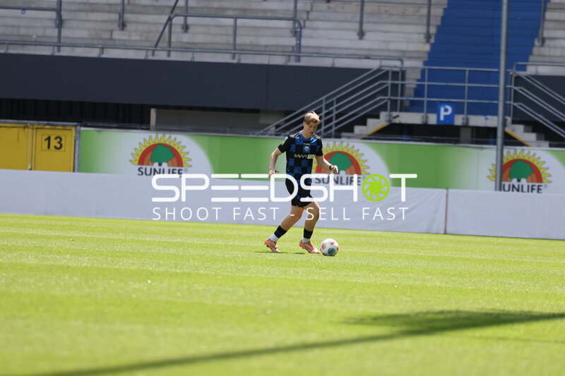 Spieler mit Ball in Aktion