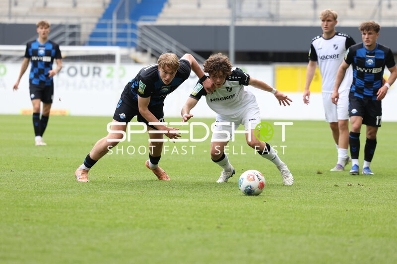 Zweikampf um Ball in Home Deluxe Arena
