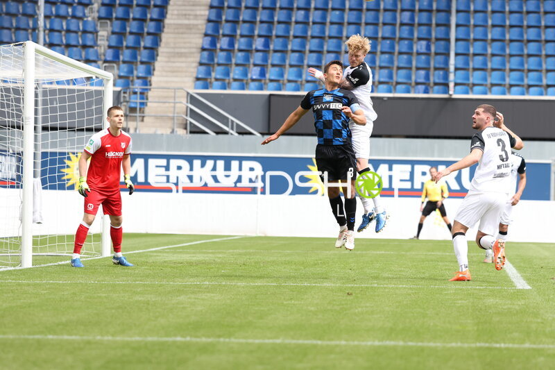 Kopfball-Duell vor dem Tor