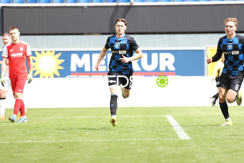 Spieler laufen auf dem Feld