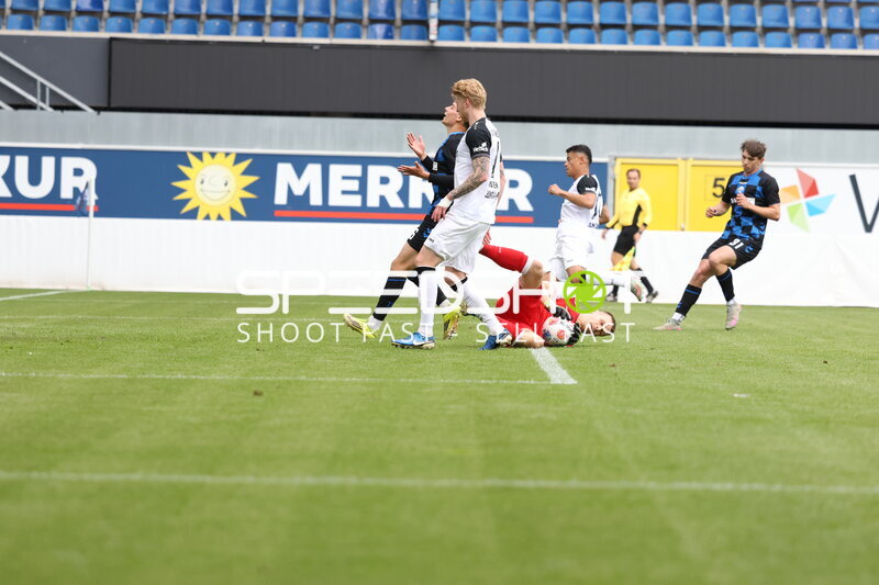 Torwart sichert Ball