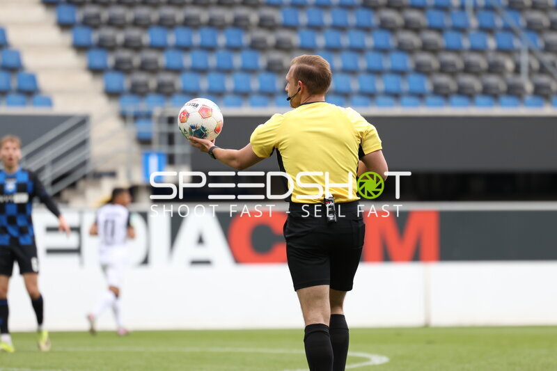Schiedsrichter mit Ball