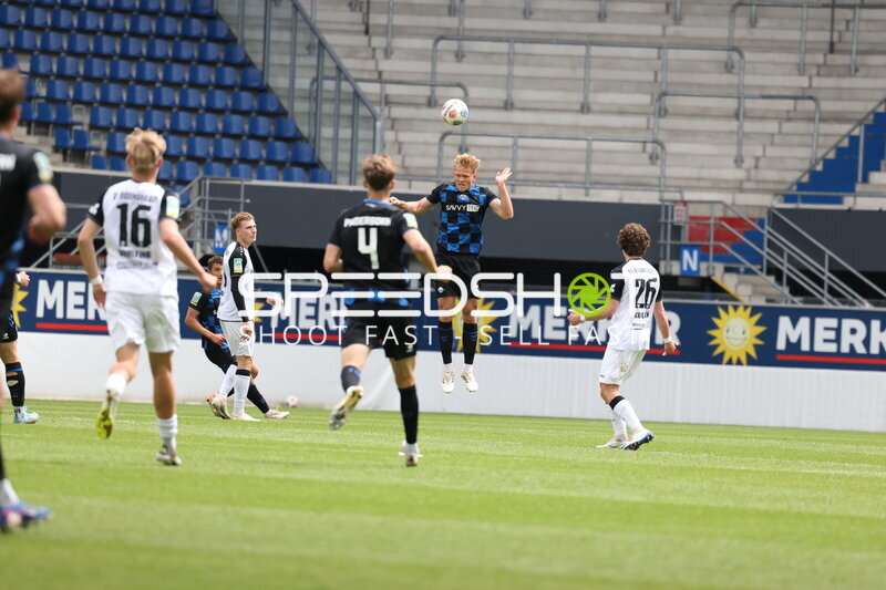 Kopfball-Duell in Paderborn