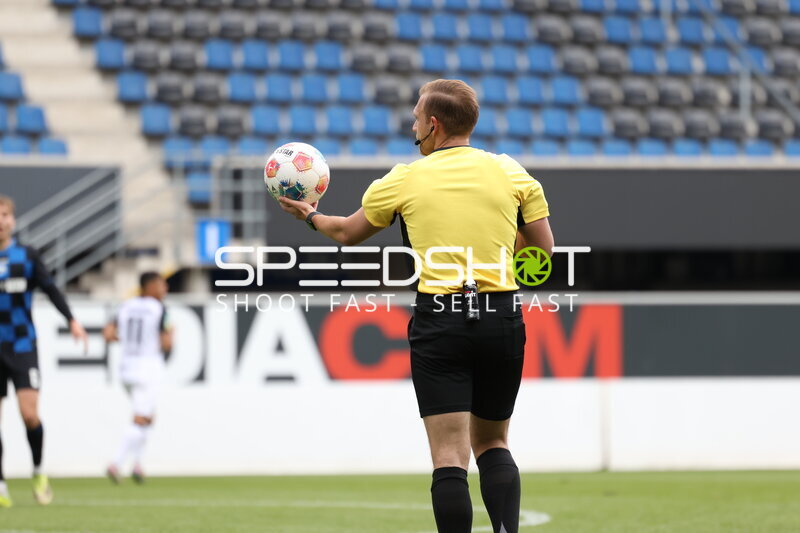 Schiedsrichter wirft Ball ein