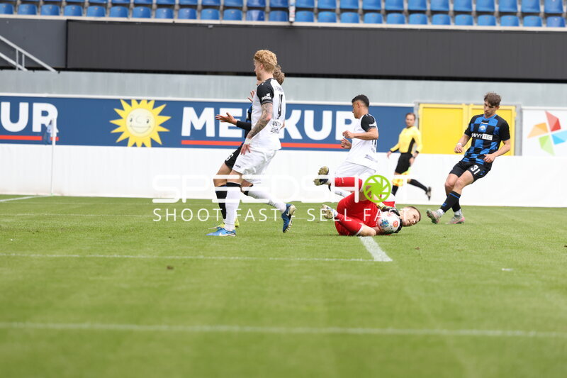 Torwart sichert Ball