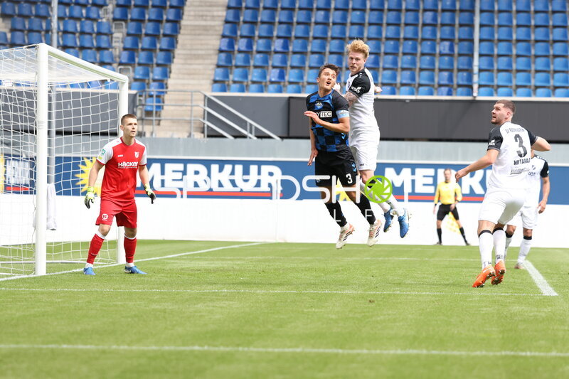 Kopfball-Duell vor dem Tor