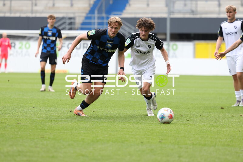 Kampf um Ballbesitz in Paderborn