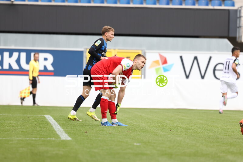 Torwart mit Ball, Abwehr beobachtet