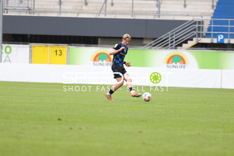 Spieler mit Ball am Fuß