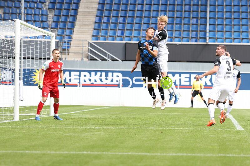 Kopfball-Duell vor dem Tor