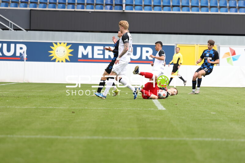 Torwart sichert Ball