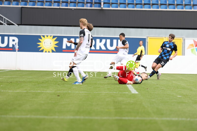 Torwart hält Ball