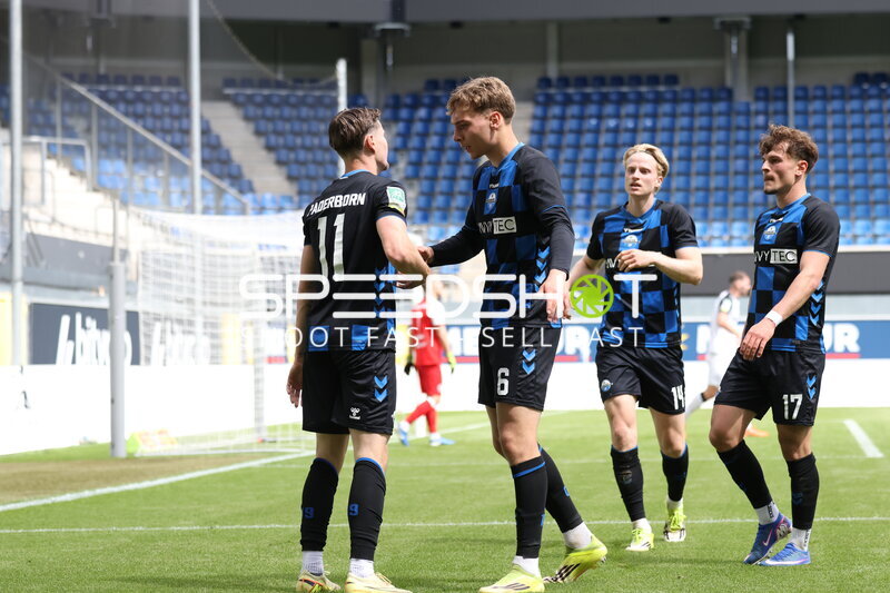 Spieler begrüßen sich