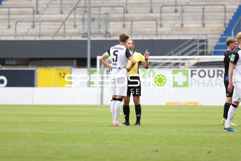 Schiedsrichter ermahnt Spieler