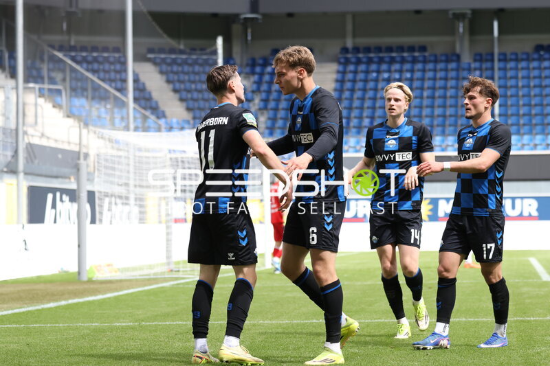 Spieler begrüßen sich