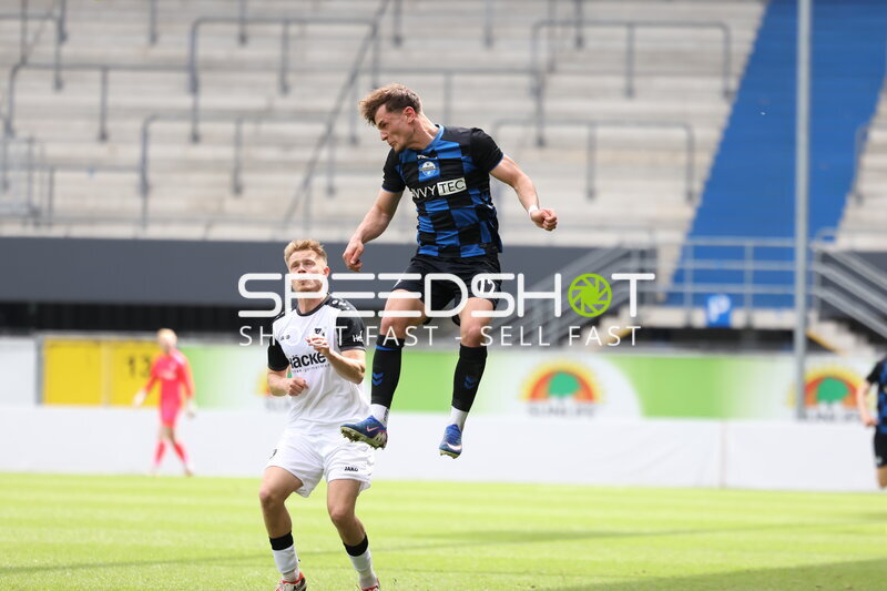 Kopfball-Duell in Paderborn