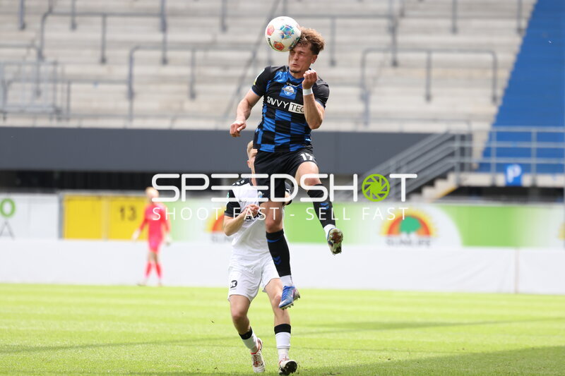 Kopfball-Duell in Paderborn