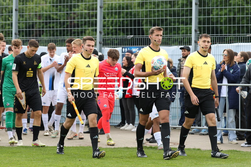 Mannschaften betreten Spielfeld