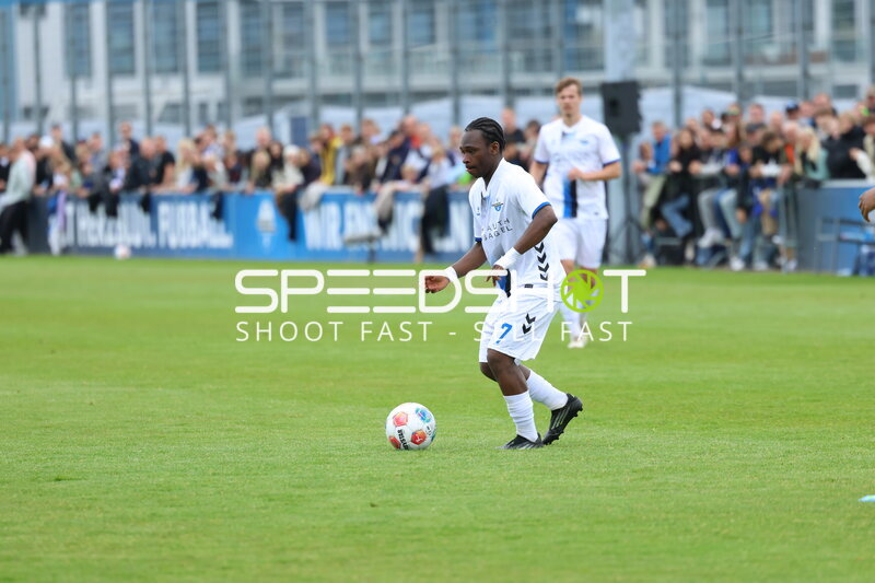 Spieler mit Ball in Aktion